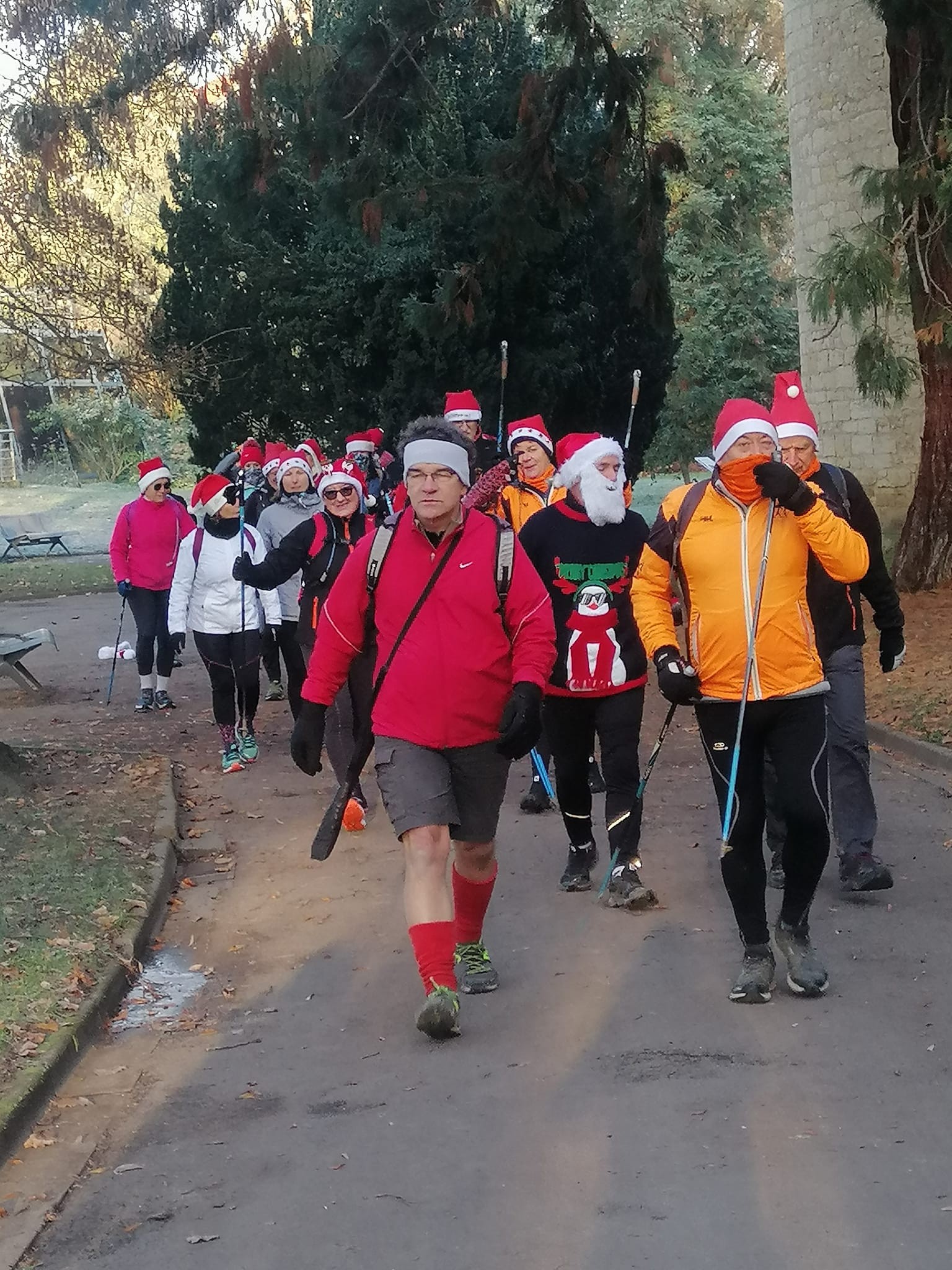 Marche des Pères  et Mères Noël à la nordique du samedi